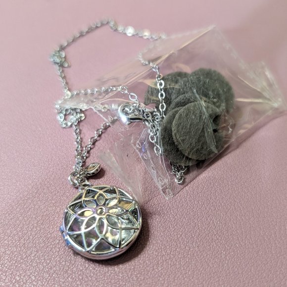 Young Living Essential Oils Necklace (with replacement pads) - Picture 3 of 3